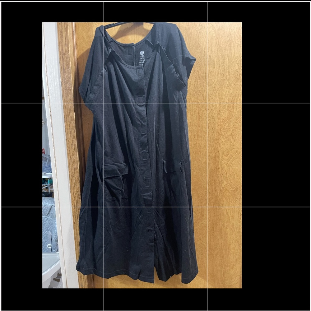 Kindred bravely black hospital gown size Small.
